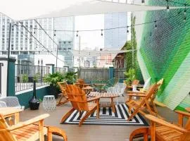 Sleeps 8 4 SoBro Guest House Near Live Music Dining More – by AvantStay