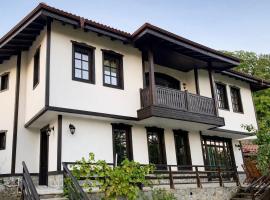 Large Cosy House by a Forest - Treehouse, BBQ, Fireplace & Mountain, casa de campo em Sopot