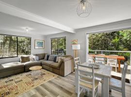 Family Beach House with Outdoor Entertaining, hotell i Maloney's Beach
