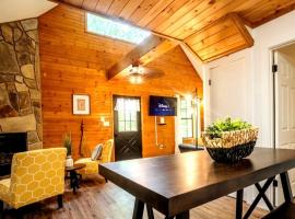 BEES KNEES A-frame Cabin for 2 hot tub wifi, Hotel in Gatlinburg