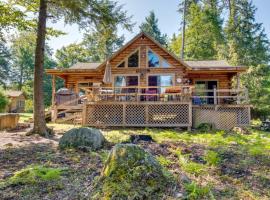 Serene Island Retreat - Quiet Cove on Lake Winnipesaukee, hotell i Meredith