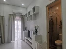 Ikea inspired home with mini balcony and free parking, khách sạn ở Cainta