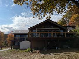 Luxury Waterfront Retreat on Black Lake: Hammond şehrinde bir otel