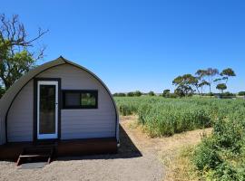 The Country Cabin with a View, hotel in Terang