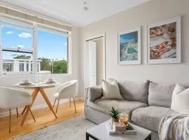 The Little Lawrence - Sunny Village Nook by the Sea