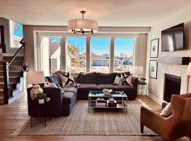 Luxury Modern KC Home Olathe Overland Park: Olathe şehrinde bir otel