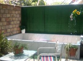 Mistela Altos de Mendoza - Dpto con Sala de Juegos y Pileta -Zona Residencial a pasos de Ciudad- Viajes- Botella de vino Chocolates o galletitas - Viaje al Aeropuerto gratis -, hôtel à Godoy Cruz