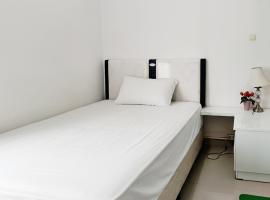 Tulip Syariah RedPartner near T2 Juanda Airport, hotel en Gabung