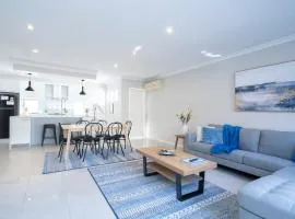 30 Modern & Quiet Retreat -Walk to Dining & Shops