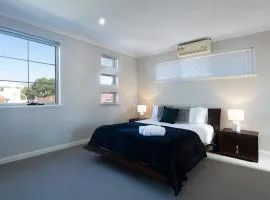 30 Modern & Quiet Retreat -Walk to Dining & Shops