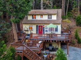 Minutes to Lake Arrowhead Village Cozy Secluded Cedar Cove by AvantStay, hotel in Skyforest