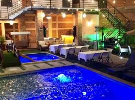 Jardín Assisi Estancia Premium con Alberca y Jacuzzi: Coyula şehrinde bir otel