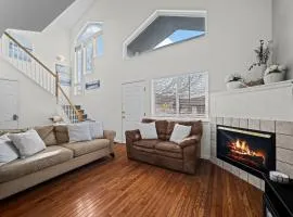 Golden View Townhouse - Walk to Downtown!