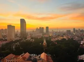 City & River Views near Royal Palace and Watphnom