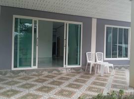 private house khlongnin, hotel in Phra Ae beach