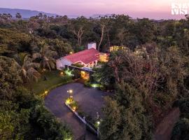 StayVista at Visthaan with Pool, Lawn & BBQ, hotel a Avas