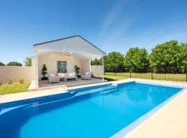 Putta Bucca Manor - Poised Poolside Country Living