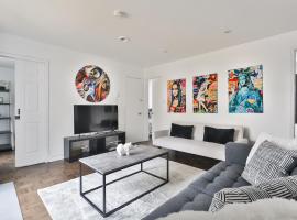 FREE PARKING - In-Suite WASHER & DRYER - fully stocked KITCHEN - WORKSPACE PROVIDED - FAST WIFI - 5 minute walk to the most CENTRAL metro station IN MONTREAL - BERRI UQAM，位于蒙特利尔的酒店