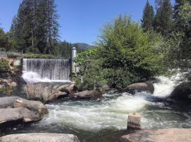 Cedar Springs Retreats, hotel u gradu North Fork