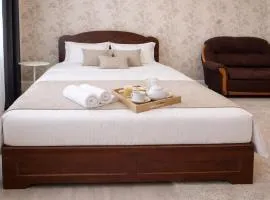 118 ТОП ЛОКАЦИЯ для НЕКУРЯЩИХ 2-х для компании из 1-5 человек с 2мя кроватями и 1местным диваном