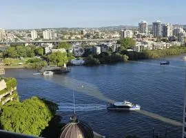 Lux 18th floor 2br 2bath, River view, Pool, Spa, Sauna, Gym, Wifi,