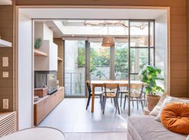 Family house with sauna close to the sea, hotel in Oostende