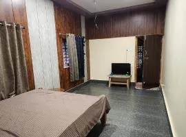 20 mins from yana caves A peaceful farmhouse with greenery and pool