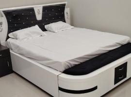 Shree girraj kutumbhkam seva sadan, готель у місті Govardhan