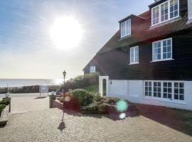 1 Ogilvie Lodge - A seafront apartment in Thorpeness - Close to Thorpeness Country Club - Managed by Aldeburgh Coastal Cottages, hotel u gradu Thorpeness