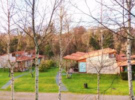 Bungalow Camping Los Manzanos, campsite in Santa Cruz de Oleiros