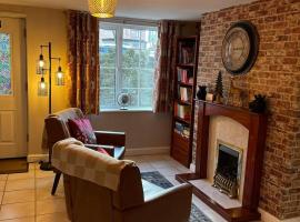 Cute and cosy cottage in the lovely Oxton village, hotel din Birkenhead