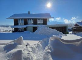 Komplettes Wellnesshaus mit freiem Blick, hotel in Waakirchen