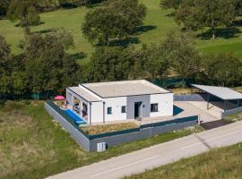 Beautiful Villa Rhapsody with pool in Buzet, hotel v destinaci Buzet