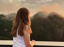 Huazhu Luxury Huangshan Warm Wood Homestay Tangkou Nandamen Branch, hotel in Huangshan