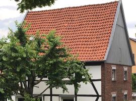 Half-timbered house with garden, close to nature & city, hotel en Unna