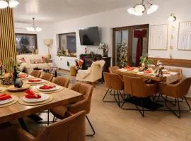 Cazare Colibița Casa Lipan cu jacuzzi, foișor și loc de joacă