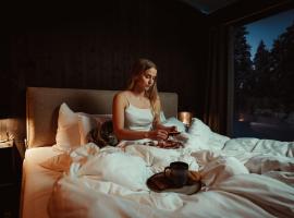 Aurora Igloo Village Yll&auml;s Luna Suite - Hot Tub, hotel com banheiras de hidromassagem em Yll&auml;sj&auml;rvi