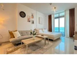 Julphar Studio - Luxe Urban Stay