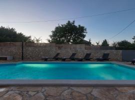 Haustierfreundliche Villa mit Privatpool, Panoramablick und freien Eintritt ins Ferienresort Lanterna, Hotel in Tar