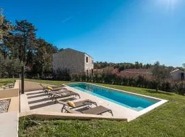 Mediterrane Steinvilla mit Privatpool, toller Aussicht, starkem WiFi, BBQ