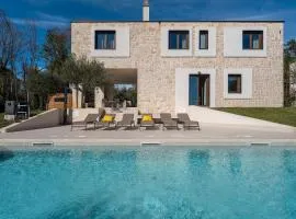 Besonderes Steinhaus mit Privatpool, Panoramablick, Garten, Grill, Waschmaschine