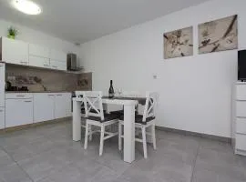 Modernes Apartment mit charmanter Terrasse, Privatparkplatz, Klima, WiFi