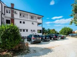 Traumhaftes Apartment nur 350 Meter zum Zentrum von Rovinj mit Parkplatz, Meerblick