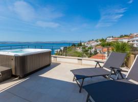 Traumhaftes Apartment nur 100 Meter zum Strand mit herrlichem Meerblick, Sauna, Whirlpool, hotel i Dramalj
