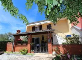 Helles Apartment mit idyllischem Grillplatz, Babybett, Privatparkplatz
