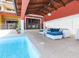 Lauschiges und hundefreundliches Apartment mit Pool, Liegen, Grillbereich