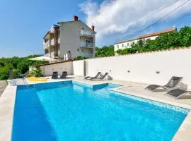 Lichtdurchflutetes Apartment nur 600 Meter zum Sandstrand mit Pool, Gym, Meerblick