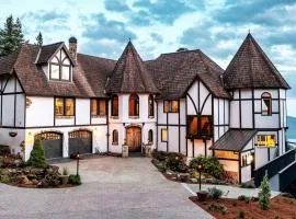 Luxurious Mountaintop Retreat with Stunning Views