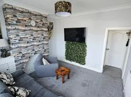 Charming 3-Bedroom Home in Doncaster, Perfect for Family, Friends Contractors