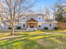 House By Downtown Franklin with a Fenced In Yard and Hot Tub, hotel in Franklin